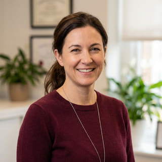 Laura Bennett, responsable des standards de la plateforme chez Ample Quotélure, photographiée pour une photo de profil